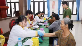 Lấy mẫu ADN thân nhân liệt sĩ phục vụ xác định danh tính hài cốt liệt sĩ tại khu vực phường Lào Cai