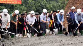 Chủ tịch UBND tỉnh Nguyễn Tuấn Anh dự Lễ phát động Phong trào xây dựng đường giao thông nông thôn tại xã Việt Hồng