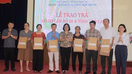 Trao trả hồ sơ cán bộ đi B tỉnh Lào Cai