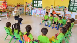 "Gieo chữ" trên đỉnh Tà Chơ
