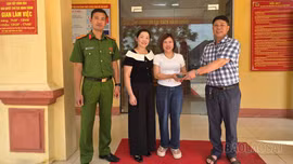 Công an Lào Cai hỗ trợ người dân trao trả gần 200 triệu đồng chuyển khoản nhầm và giúp người đàn ông trở về nhà an toàn
