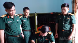 Quân khu 2 kiểm tra công tác hậu cần - kỹ thuật tại Ban CHQS xã Xuân Quang