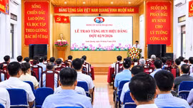 Lào Cai: Các địa phương tổ chức trao tặng Huy hiệu Đảng đợt 2/9