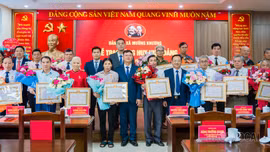 Xã Si Ma Cai và Mường Khương trao tặng Huy hiệu Đảng đợt 2/9