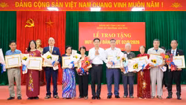 Lào Cai: Hàng trăm đảng viên được trao, truy tặng Huy hiệu Đảng đợt 2/9