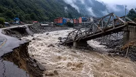 Lũ quét tàn phá Nepal: 5 người mất tích, nhà cửa và cầu đường tan hoang