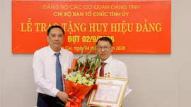 Phó Bí thư Thường trực Tỉnh ủy Hoàng Giang dự Lễ trao tặng Huy hiệu Đảng tại Ban Tổ chức Tỉnh ủy 