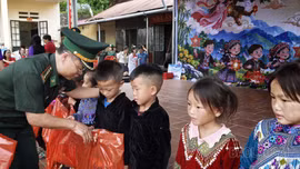 Lào Cai: Biên phòng chủ trì mang Trung thu ấm áp đến hơn 1.300 học sinh, hộ dân vùng biên