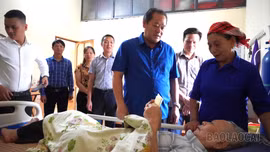 Đồng chí Lý Bình Minh thăm, tặng quà nguyên cán bộ lãnh đạo tỉnh Lào Cai Hà Xuân Kiến