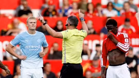 Tổ VAR trận derby Manchester bị đình chỉ công tác