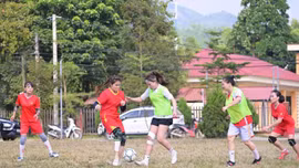 Các đội bóng đá nữ xã Yên Thành thi đấu, cống hiến những pha bóng đẹp 