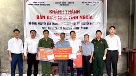 Trao kinh phí hỗ trợ làm nhà cho thân nhân liệt sĩ