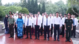 Đoàn đại biểu tỉnh Lào Cai dâng hương tưởng niệm Chủ tịch Hồ Chí Minh, viếng các Anh hùng liệt sĩ
