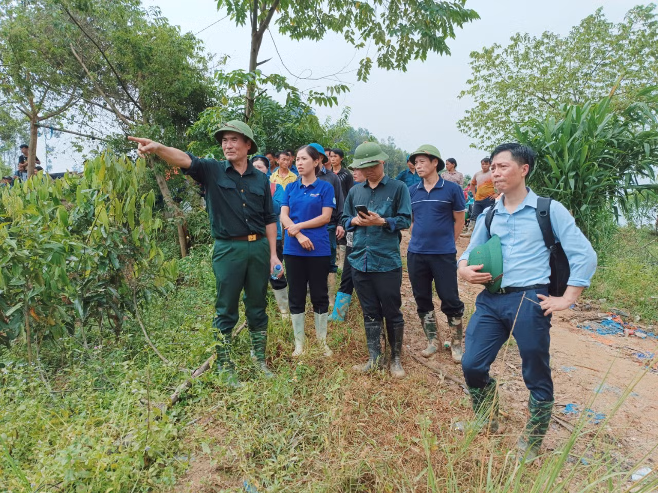 Lãnh đạo tỉnh vượt suối, băng rừng để đến vùng cô lập Nậm Tông chỉ đạo công tác khắc phục hậu quả sạt lở đất và tìm kiếm những nạn nhân mất tích.