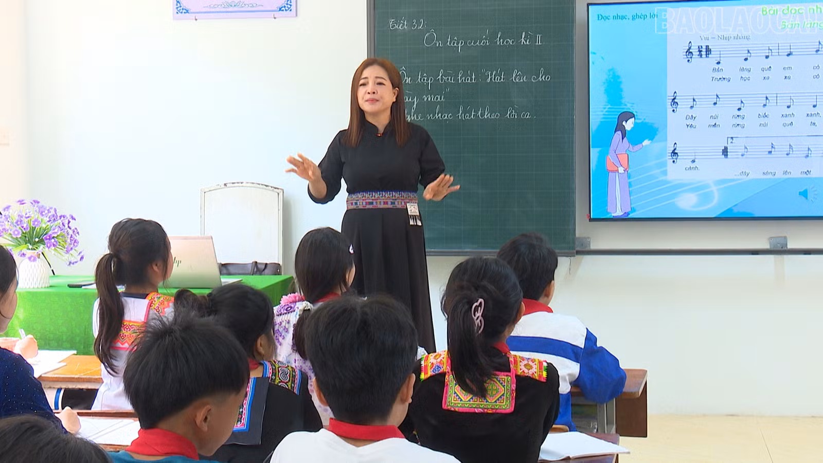 Cô giáo Hà Thị Huyền hướng dẫn học sinh trong tiết học âm nhạc.