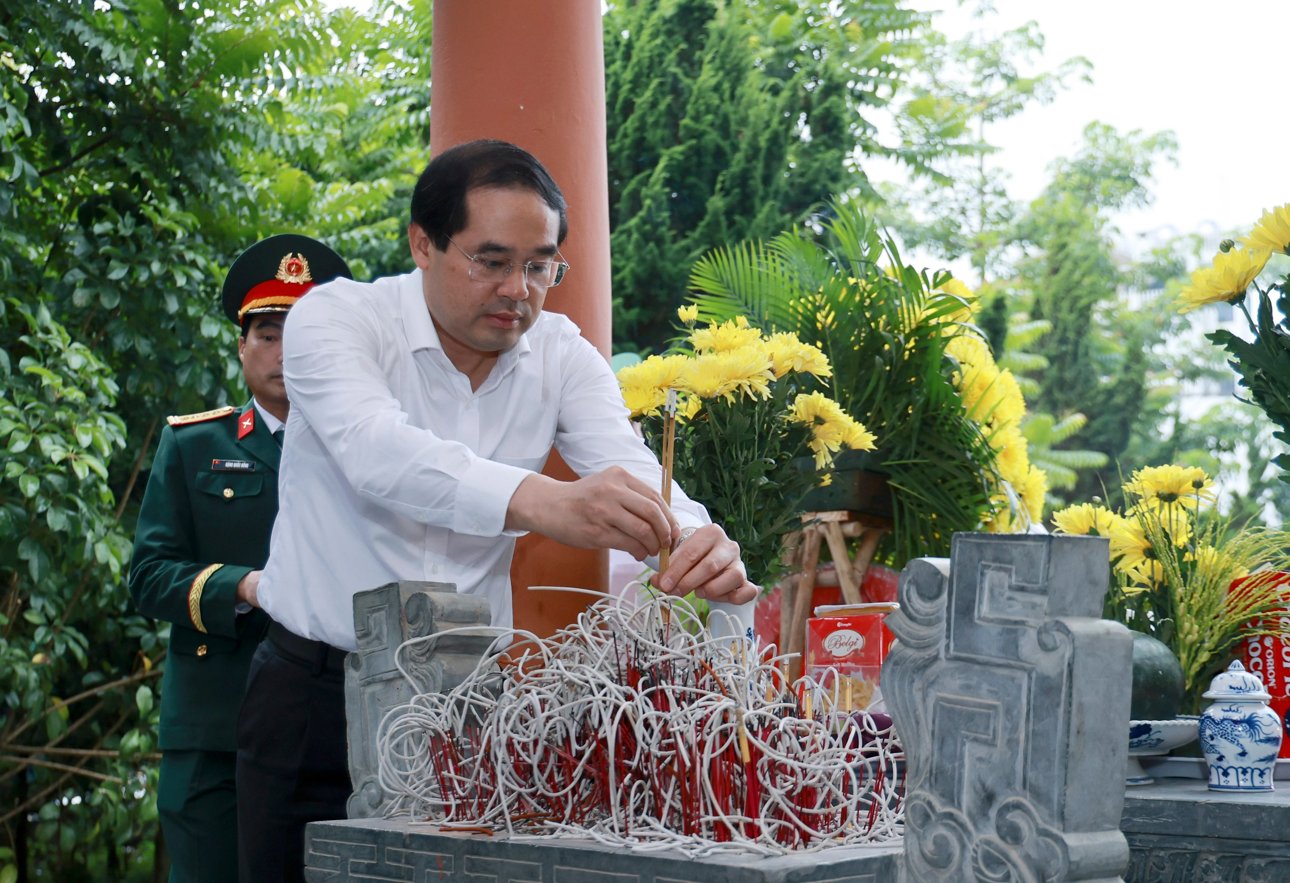 Bí thư Tỉnh ủy Trịnh Xuân Trường và Đoàn công tác tỉnh dâng hương tại Nhà bia tưởng niệm các Anh hùng liệt sĩ tại Đồn Biên phòng Pha Long.
