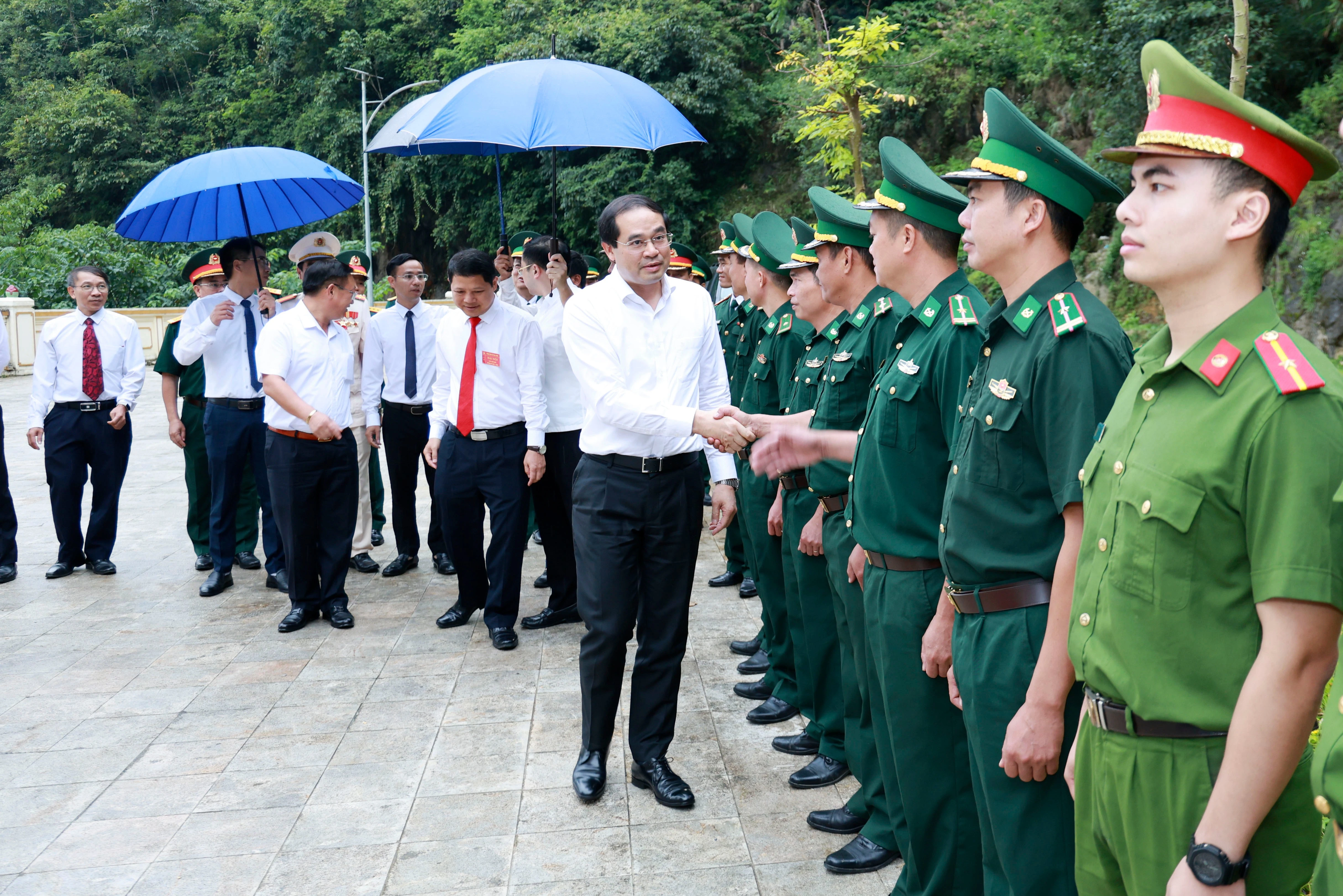 Bí thư Tỉnh ủy Trịnh Xuân Trường thăm hỏi các lực lượng vũ trang đóng quân tại xã Pha Long.
