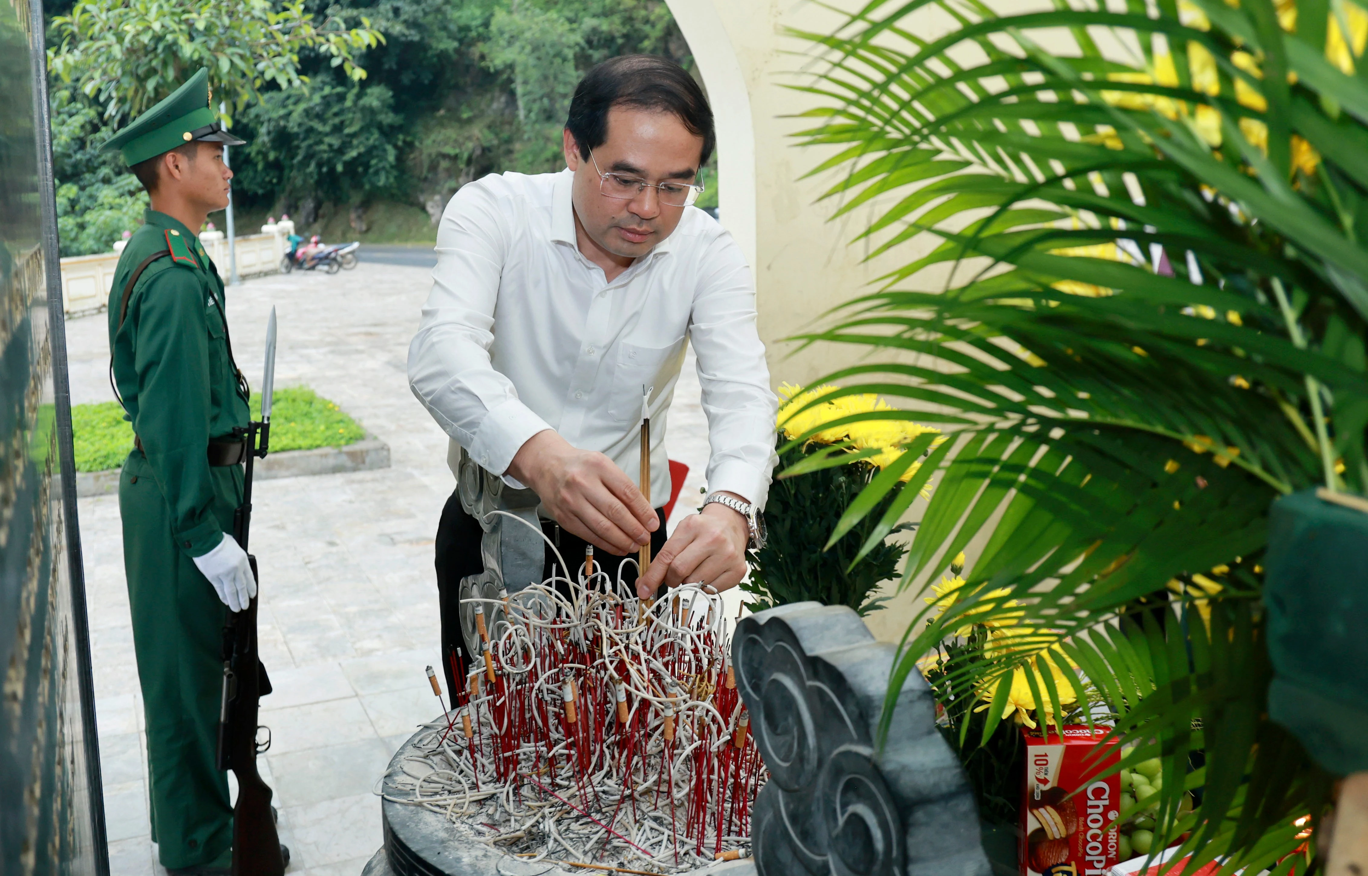 Bí thư Tỉnh ủy Trịnh Xuân Trường và Đoàn công tác dâng hương tưởng niệm tại Bia trấn ải tại Đồn Biên phòng Pha Long.