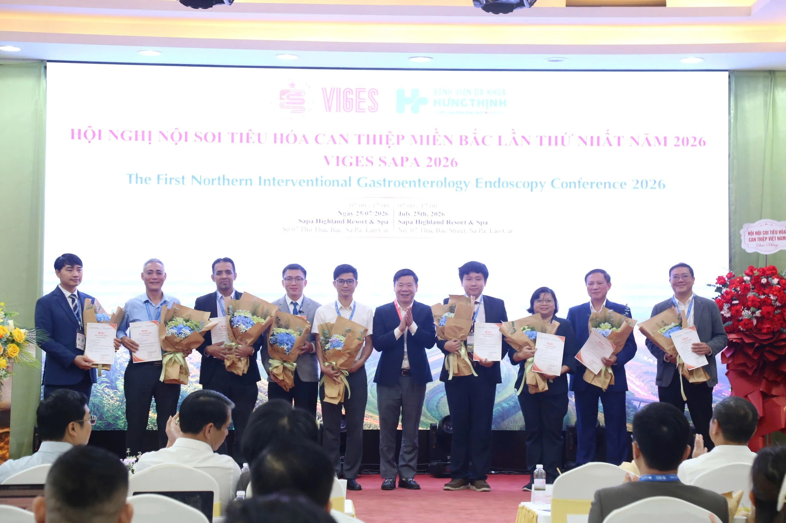 Trao hoa và chứng nhận cho chủ tọa đoàn và các báo cáo viên.