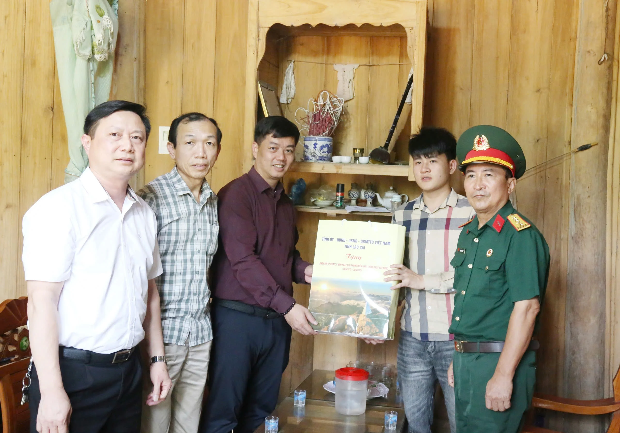 Đồng chí Nguyễn Minh Toàn và thành viên đoàn công tác trao quà cho anh Bàn Văn Hoan, người lao động có hoàn cảnh khó khăn.