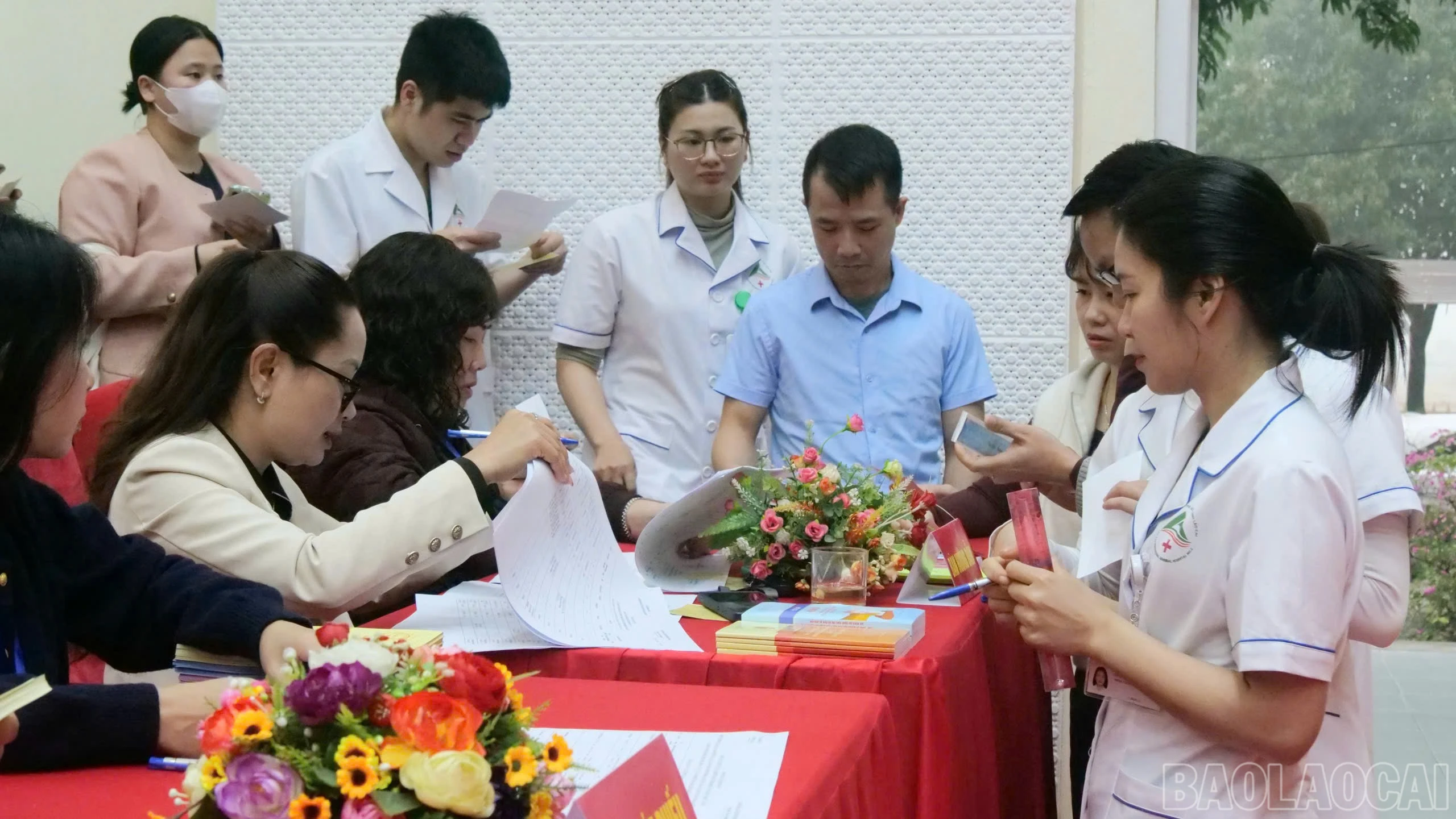 Cán bộ y tế tiếp nhận phiếu bầu cử.