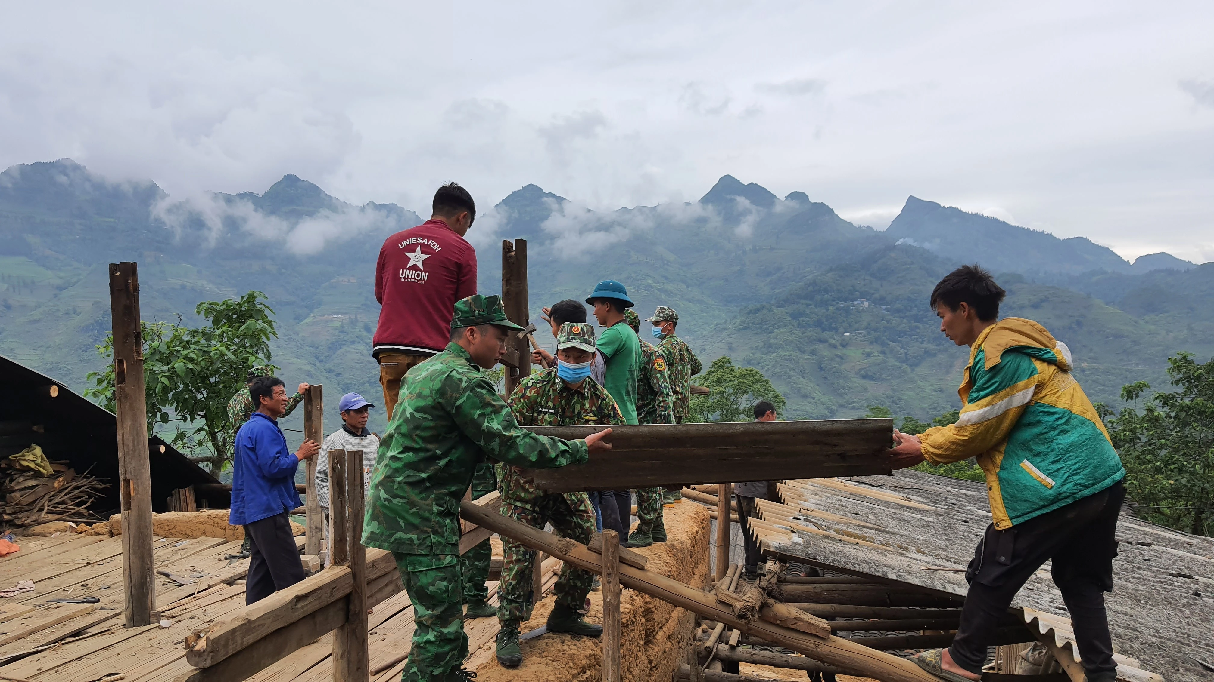 Chiến sỹ Đồn Biên phòng Tả Gia Khâu giúp dân làm nhà.