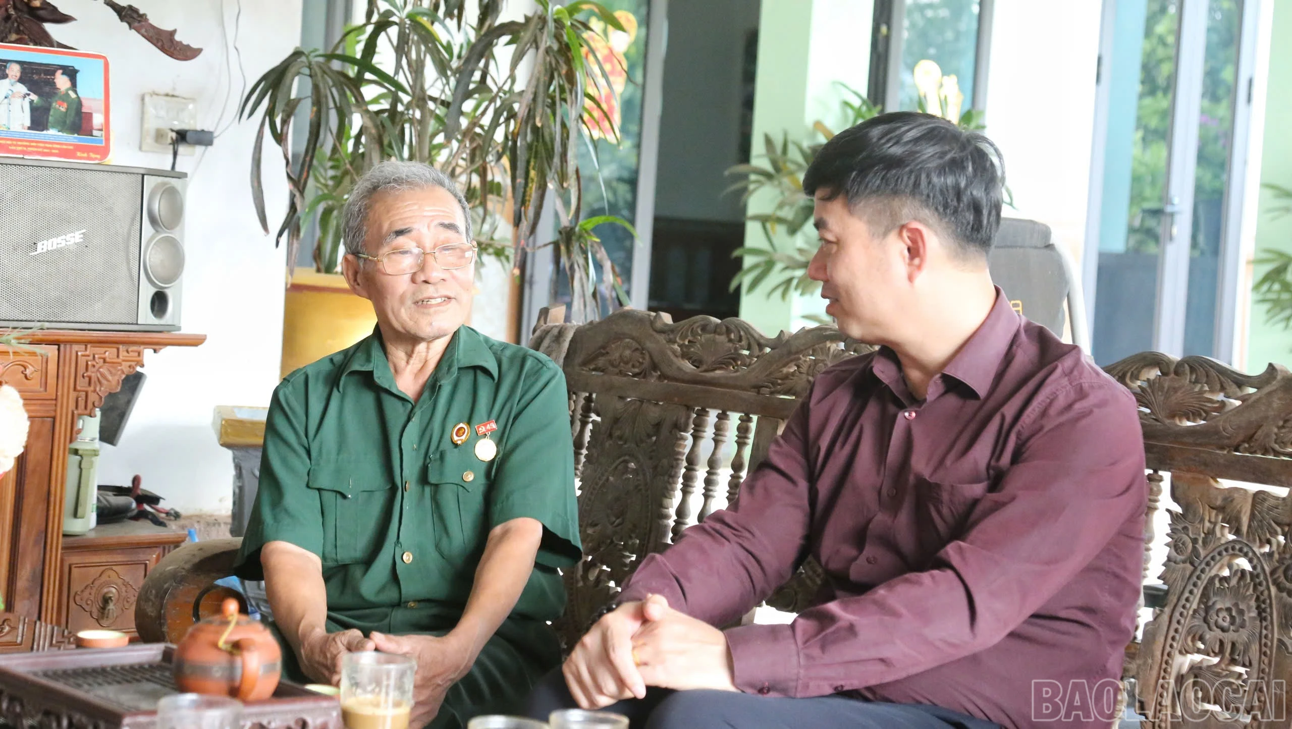 Đồng chí Nguyễn Minh Toàn và đoàn công tác đã thăm hỏi và tặng quà gia đình có công với cách mạng.