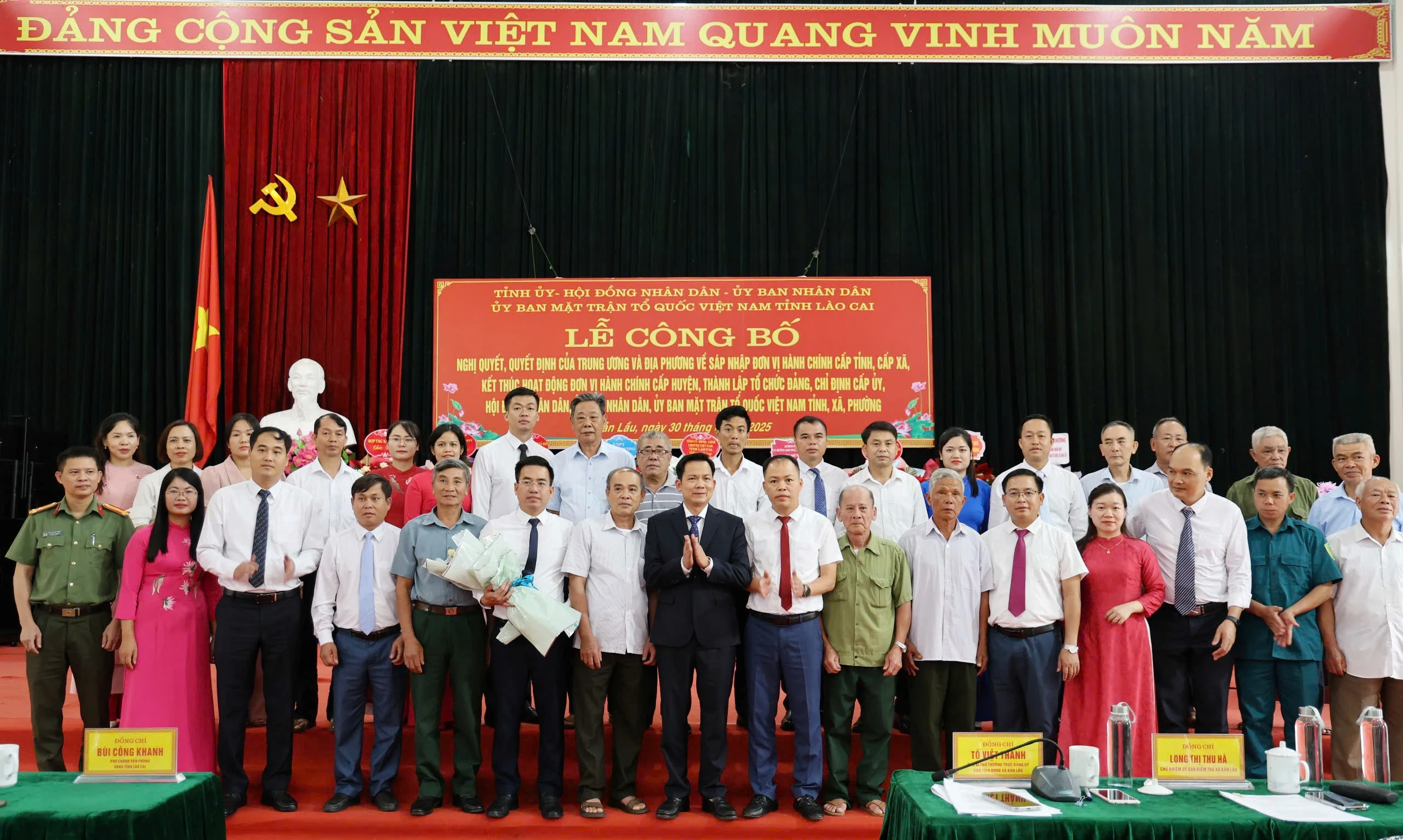 Các thế hệ cán bộ qua các thời kỳ của xã Bản Lầu chung vui trong lễ công bố thành lập xã Bản Lầu mới.