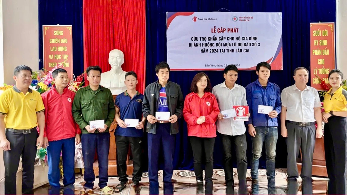 trao-tien-ho-tro-cho-cac-ho-gia-dinh-bi-anh-huong-con-bao-so-3-tai-xa-tan-tien.jpg