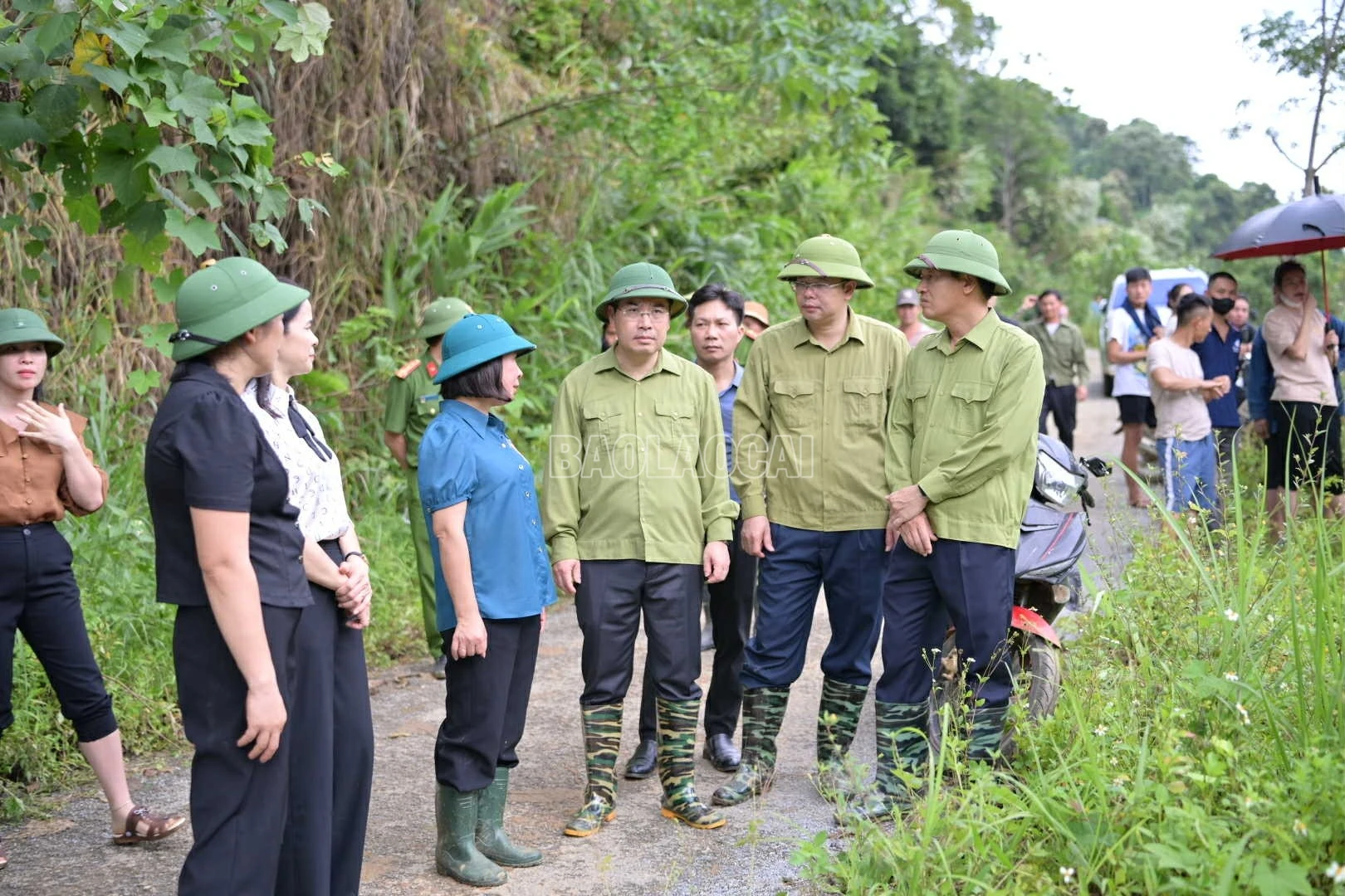 Các đồng chí lãnh đạo tỉnh trao đổi với chính quyền địa phương về công tác khắc phục hậu quả mưa lũ.