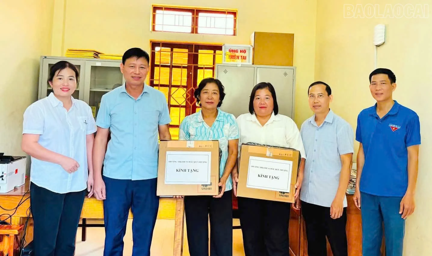 MTTQ Việt Nam xã Châu Quế đã vận động ủng hộ được 5 máy tính trao cho ban công tác trận và các đoàn thể ở 5 thôn có điều kiện khó khăn.
