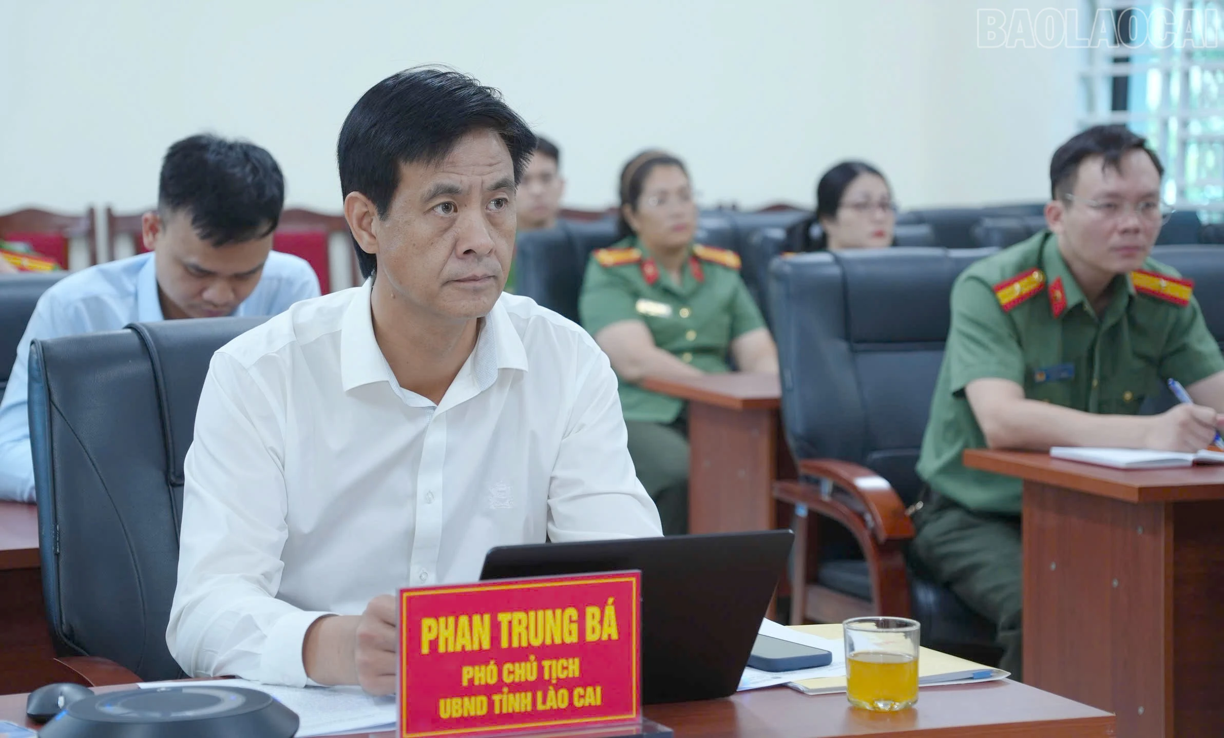 Đồng chí Phan Trung Bá - Phó Chủ tịch UBND tỉnh dự hội nghị tại điểm cầu Công an phường Lào Cai.