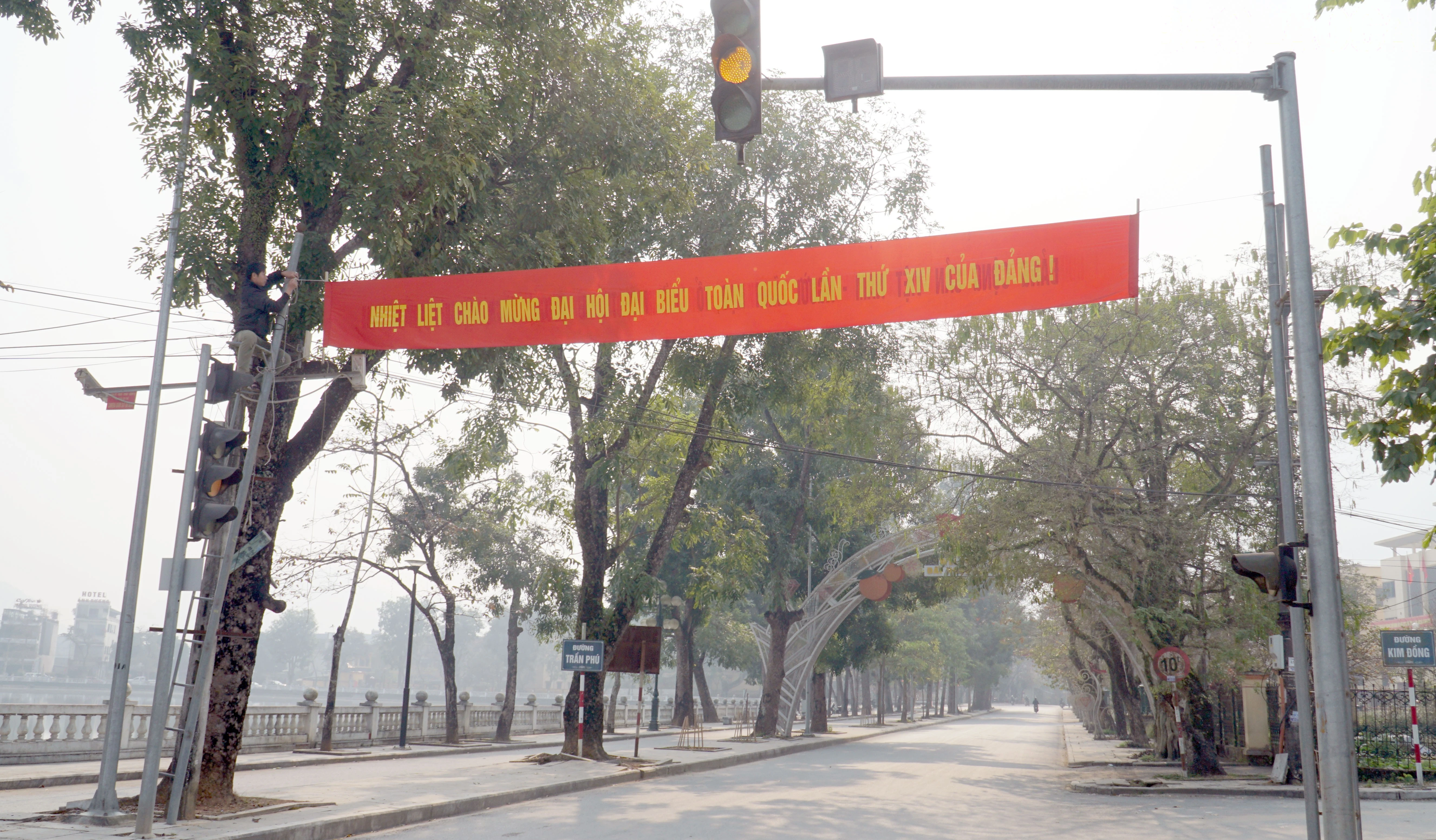 Tại các nút giao thông, khu vực đông người qua lại, các cụm pa nô, áp phích, băng rôn với nội dung chào mừng đại hội được bố trí nổi bật, hài hòa về màu sắc .
