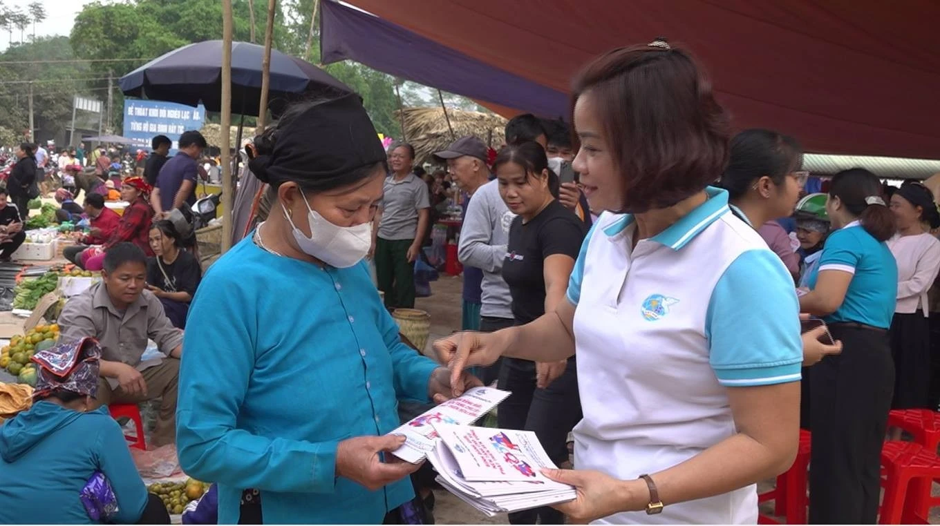 phat-to-roi-tuyen-truyen-ve-binh-dang-gioi-phong-chong-bao-luc-gia-dinh.jpg