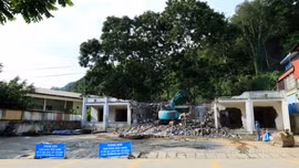Si Ma Cai: Người dân gặp khó vì hai cửa hàng xăng dầu cùng tạm ngừng hoạt động