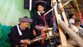 [Ảnh] Người Mông xanh gìn giữ nghề truyền thống