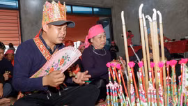 Thực hành lễ “Then pang mảu” tại Lễ hội Cốm Hợp Thành