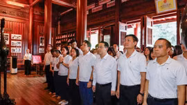 Đoàn đại biểu tỉnh Lào Cai và Vietcombank dâng hương tưởng niệm Chủ tịch Hồ Chí Minh