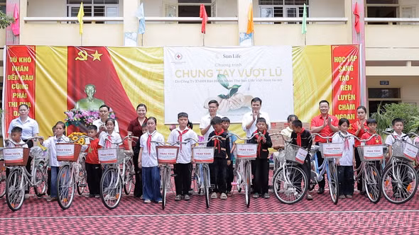 Lào Cai: Trao 24 xe đạp, bàn giao thiết bị hỗ trợ học sinh Xuân Tầm