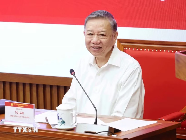 Tổng Bí thư, Chủ tịch nước Tô Lâm trao đổi và truyền đạt Chuyên đề - Ảnh: TTXVN