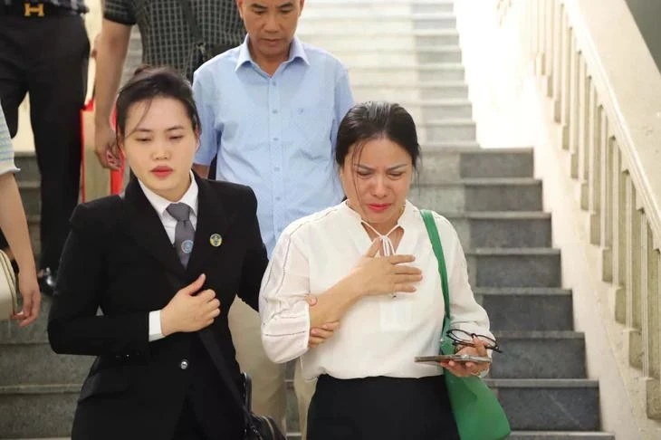 Cựu Hiệu trưởng Nguyễn Thị Bình cùng luật sư rời tòa ngày 10/9 - Ảnh: THÂN HOÀNG