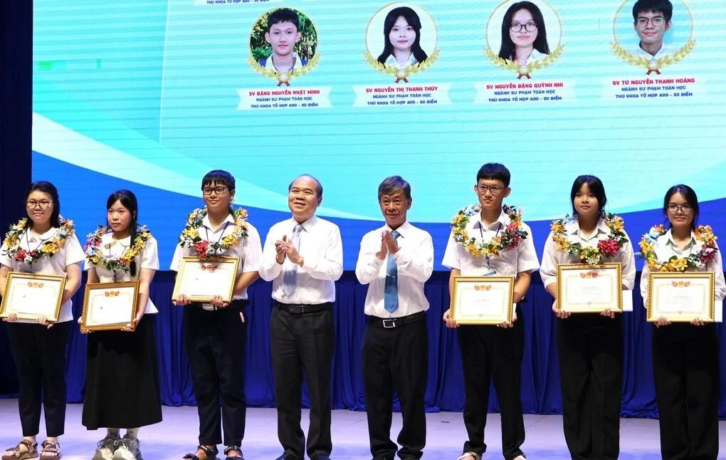 Các tân thủ khoa đạt 30/30 điểm được khen thưởng, ngày 27/9. Ảnh: Lệ Nguyễn