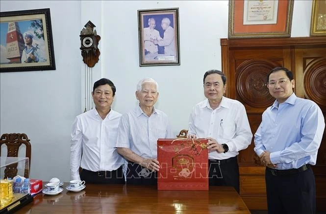 Chủ tịch Quốc hội Trần Thanh Mẫn tới thăm, chúc Tết nguyên Chủ tịch nước Nguyễn Minh Triết.