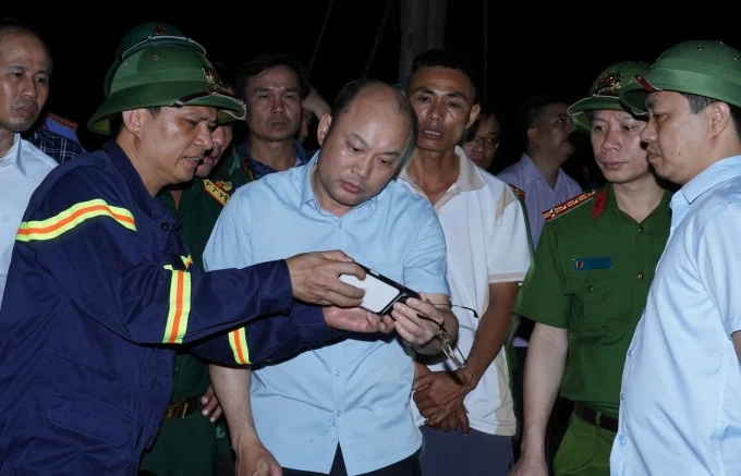 Phó chủ tịch UBND tỉnh Thanh Hoá Cao Văn Cường (thứ 3 từ phải sang) chỉ đạo công tác khắc phục hậu quả vụ tai nạn đêm qua. Ảnh: Lam Sơn