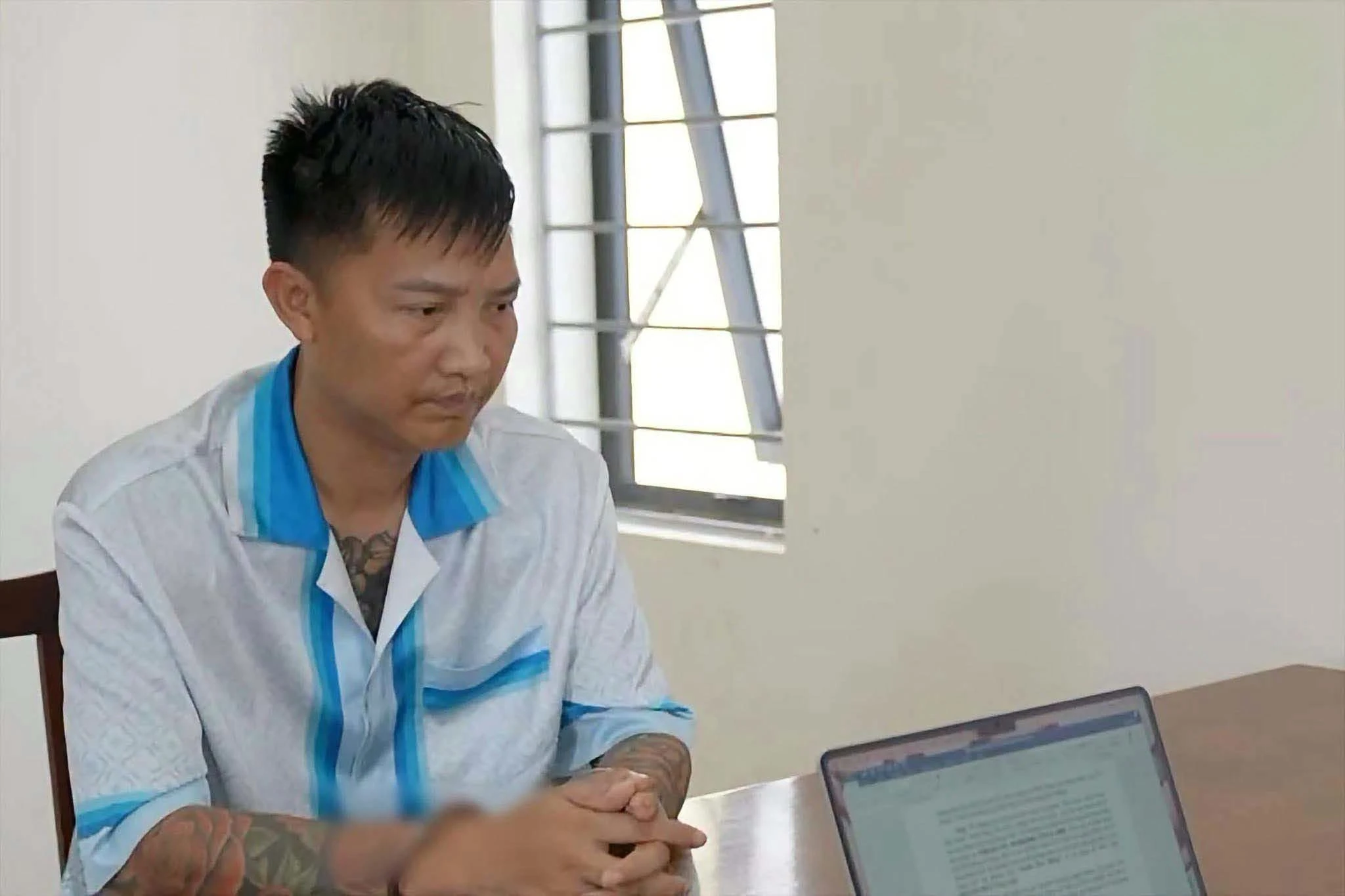 Bùi Xuân Huấn (Huấn Hoa hồng) tại cơ quan Công an. Ảnh: Công an thành phố Hà Nội