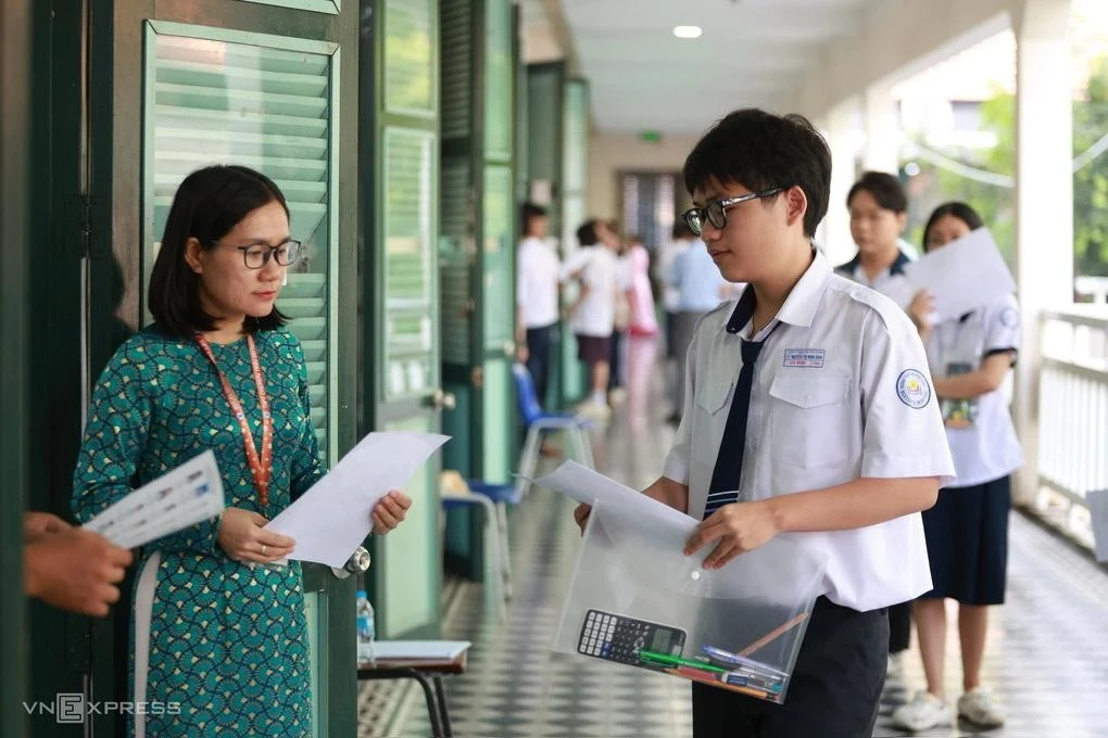 Giám thị và thí sinh trong kỳ thi tốt nghiệp THPT tại TP HCM, tháng 6/2026. Ảnh: Quỳnh Trần