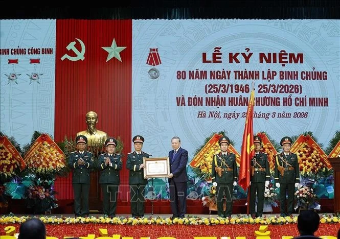 Tổng Bí thư Tô Lâm trao tặng Huân chương Hồ Chí Minh cho Binh chủng Công binh.