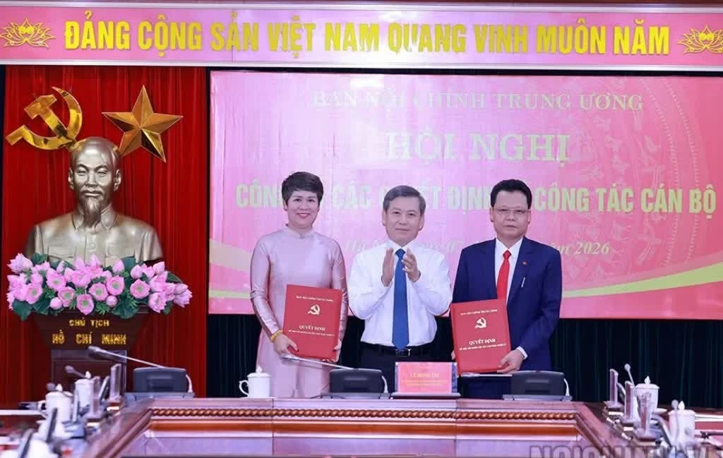 Trưởng Ban Nội chính Trung ương Lê Minh Trí trao quyết định cho bà Phạm Thị Thu Thủy và ông Trịnh Thăng Quyết. Ảnh: Ban Nội chính.