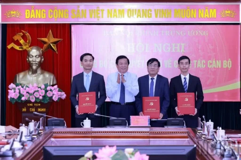 Phó Trưởng Ban Nội chính Trung ương Bùi Văn Nghiêm trao quyết định điều động, bổ nhiệm các phó vụ trưởng. Ảnh: Ban Nội chính.