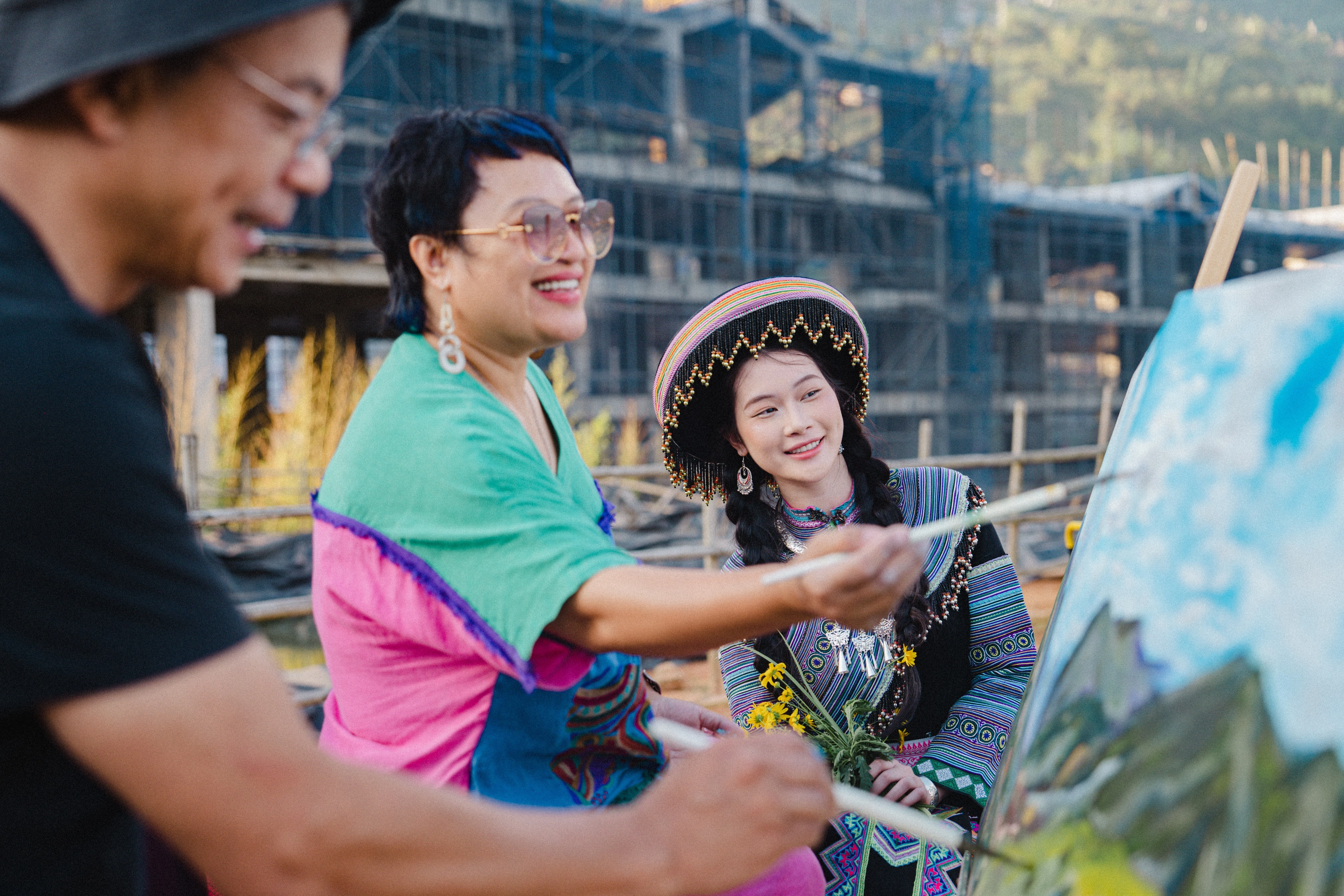 Nghe người Sa Pa kể chuyện Sa Pa và những nét vẽ thấm đẫm tình yêu văn hóa.
